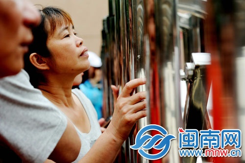 看着孩子进考场（摄于泉州九中）