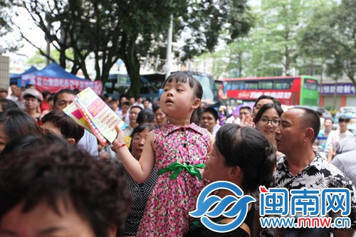 一家老少一起候考（摄于泉州一中）