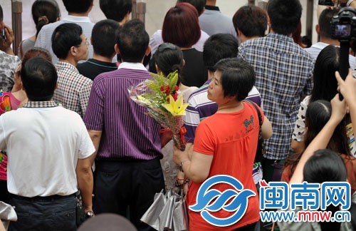 鲜花接女儿（摄于泉州五中）
