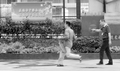 一名考生忘记带证件迟到，飞奔跑向考场