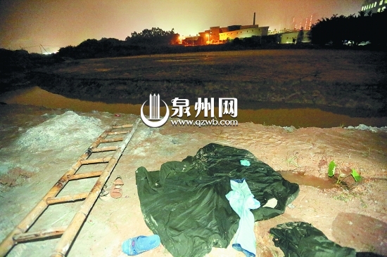 水渠边只剩下孩子的拖鞋和一些衣服