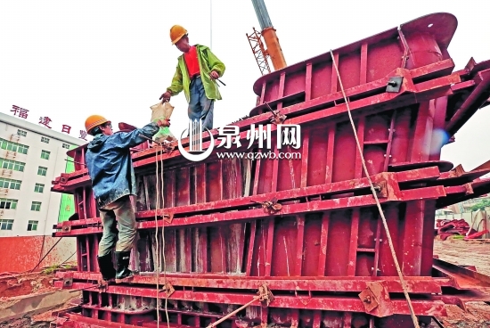 工人冒雨进行施工