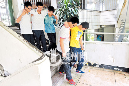 同学们主动搀扶帮助他们下楼梯