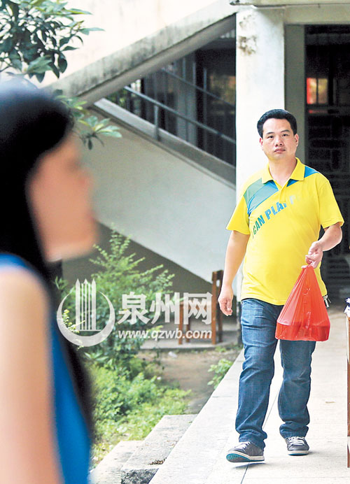 家长把饭菜送到教室