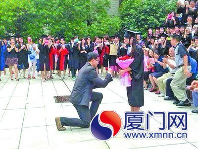 厦大学姐拍毕业照学弟持钻戒突求婚 老师直夸很正面