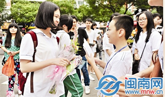泉州九中门口，海都小记者迎接刚参加完高考的姐姐，