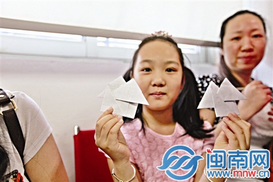 母女俩将信叠成房子状,活泼有趣