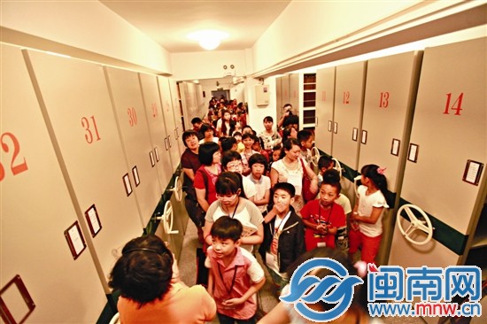 鲤城区档案馆二楼被读者们挤爆了