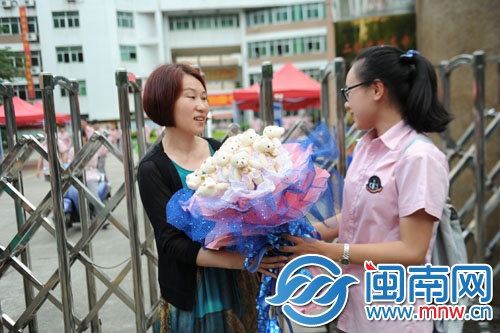 妈妈唯一一次接送，就送上12只小熊，女儿感到不好意