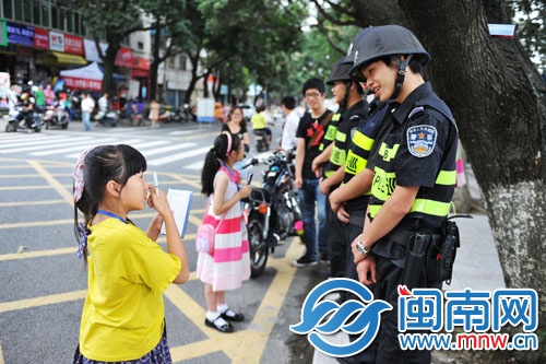 小记者采访警察叔叔,“这几天辛苦吗?”