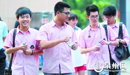 高考考生轻松走出考场