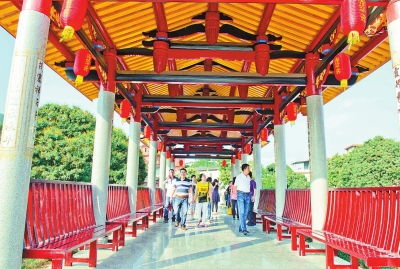 永春县富有传统风格的廊桥吸引来不少游客