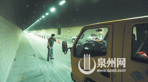 发现车在隧道里出故障,司机第一时间报警。