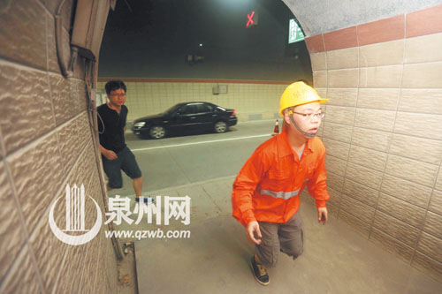 工作人员带被困者从疏散通道逃生