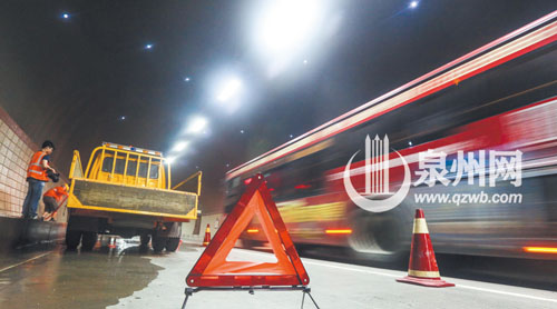 隧道内比较黑，司机应立即摆放警示标志。