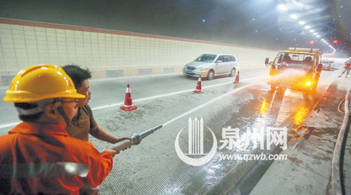 司机协助工作人员一起灭火