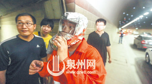 危急情况下，需使用防毒面具逃生