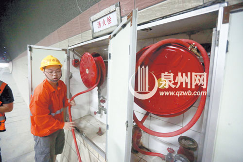 隧道内不远处就有消防栓，方便事故发生后救援