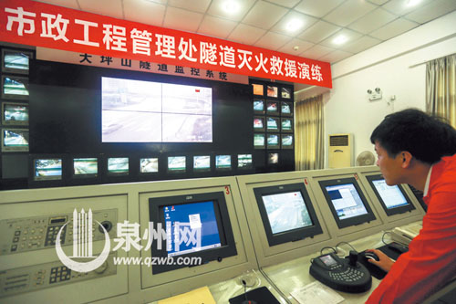 控制室内监控整个隧道的情况