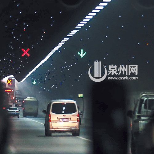 出事故的车道上方会显示打叉