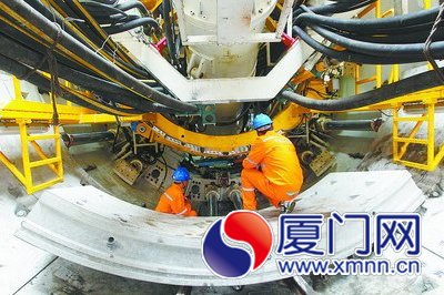 工作人员正在为“成功号”做细致检查。