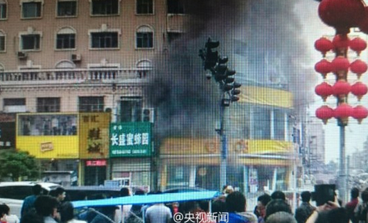 初步统计造成2名警察受伤，暂定刑事案件。当地将在