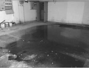 污水前方就是楼梯口。