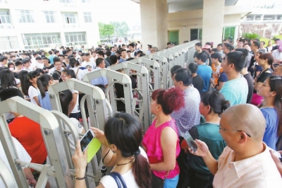 焦急的家长正在等待孩子出考场。