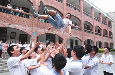 高考结束，松了一口气的国光高级中学高三9班学子，