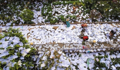 落满试卷和复习资料的校园。