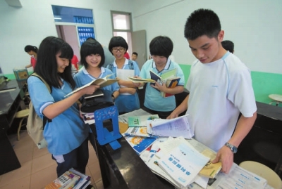 小学妹们找学长讨要学习笔记和复习资料。