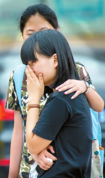 有的考生走出考场，情绪低落。