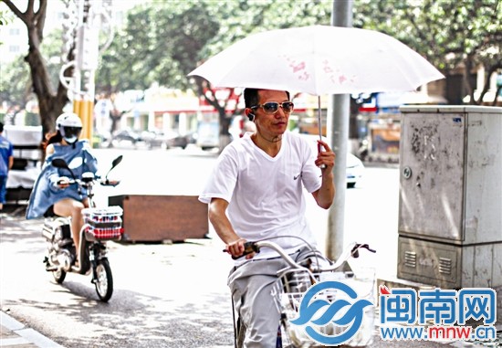 墨镜加小伞，大叔有点潮