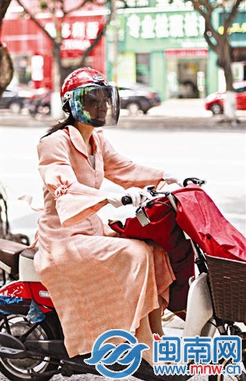 长袖长裙白手套，忍忍就到办公室了