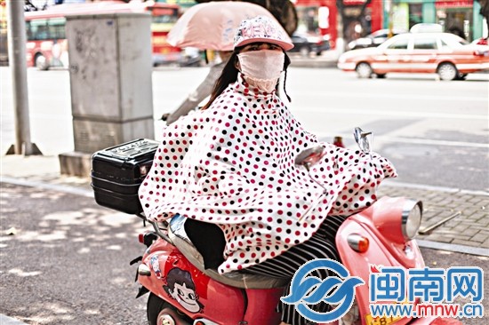 斑点水果色大包围，只露出双眼