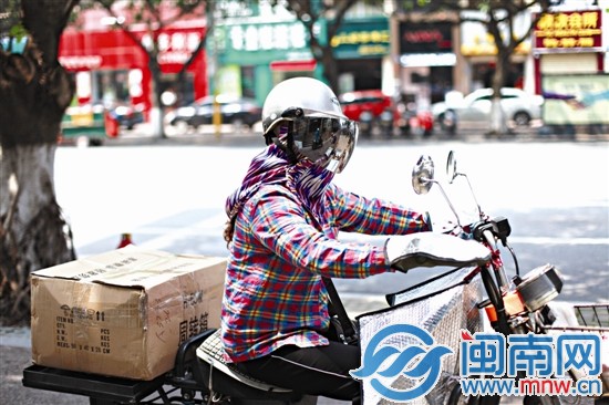 反光的遮光面罩，酷味十足