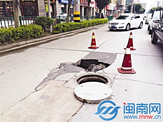 破口不大，但下方却是个面积约12平方米的大坑洞