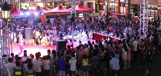 比赛现场人头攒动