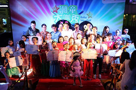 选手与评委合影留念