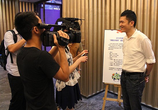 主办方腾讯大闽网总编林涛接受媒体采访