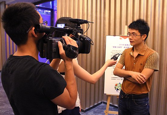 承办方腾讯房产泉州站主编陈凤鸣接受媒体采访