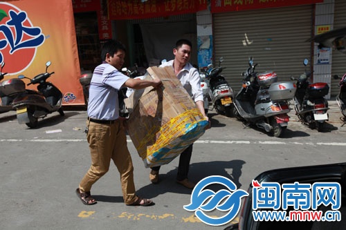 叶先生将三箱鞋子搬上车