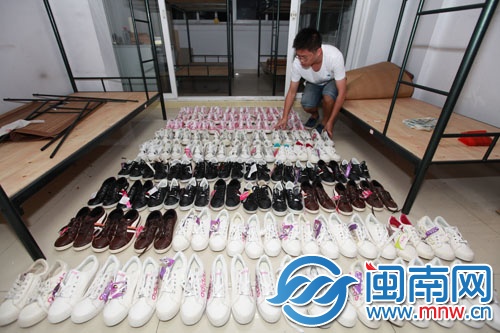 把83双运动鞋铺开，有白色、黑色、粉色和棕色四种