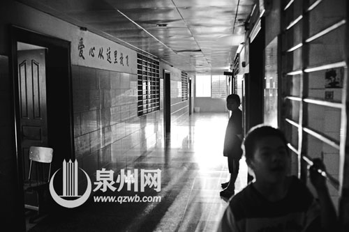 他们的笑声是那么的纯真和爽朗