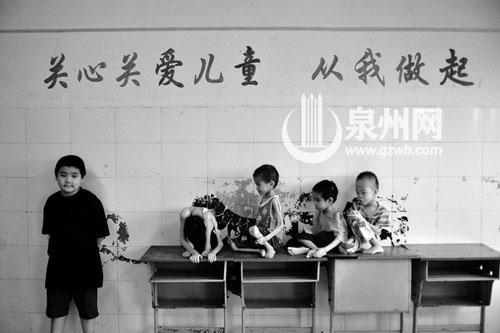 孩子坐在桌子上