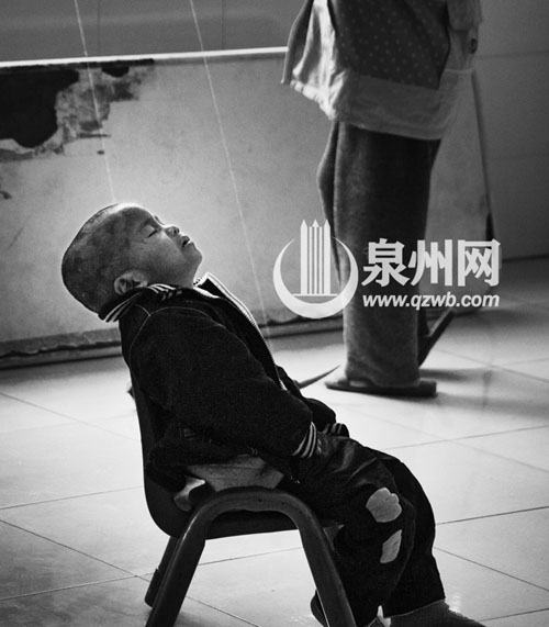 一儿童椅子上睡着