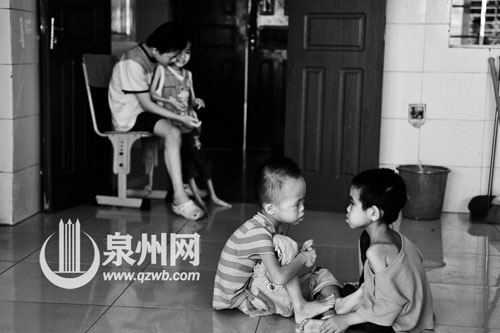 儿童露出瘦弱的肩膀