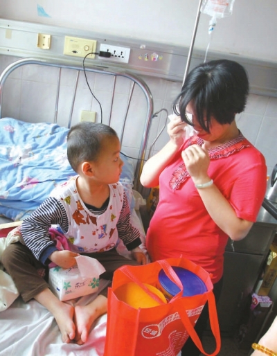 说起小智的病情，戴金霞忍不住落泪。本报记者朱晨辉摄