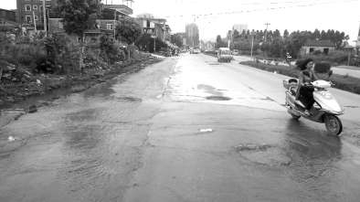 洋美村两窨井盖成“泉眼”