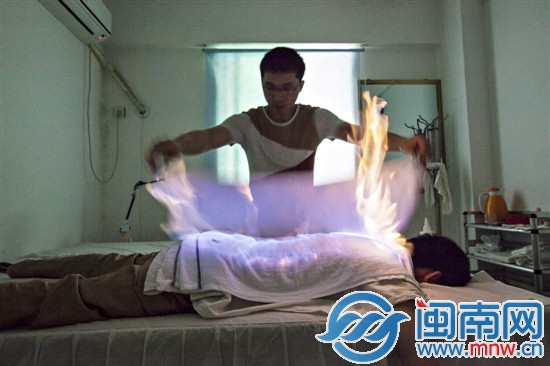 火越烧越旺，技师小唐迅速用毛巾将火扑灭